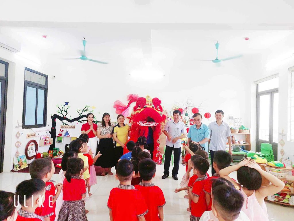 Ban lãnh đạo xã và Ban giám hiệu trường Mầm Non Tuy Lai A tặng quà Trung Thu năm học âðâô-âđâÌ